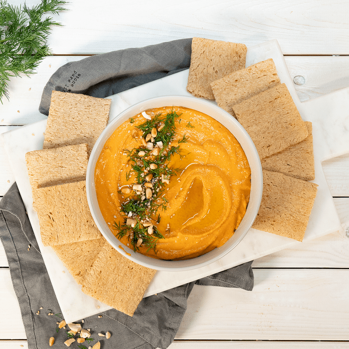 Schale mit Süßkartoffel-Hummus und LEICHT&CROSS Scheiben