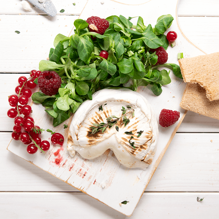 Gebackener Ziegenkäse mit frischem Feldsalat und knusprigem LEICHT&CROSS