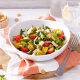 Eine Schale mit Tomaten-Bohnen-Salat und Knusper-Croûtons