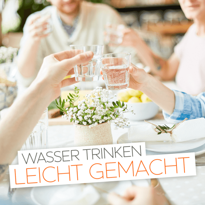 Menschen stoßen mit Wasserglas an