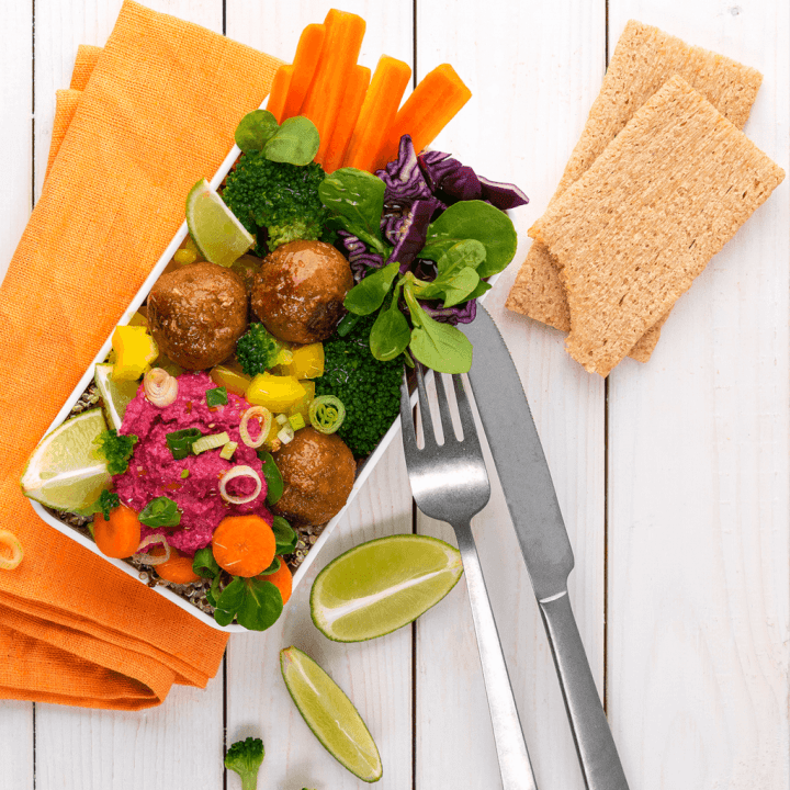 Lunchbox mit Falafel, Brokkoli und LEICHT&CROSS Scheiben