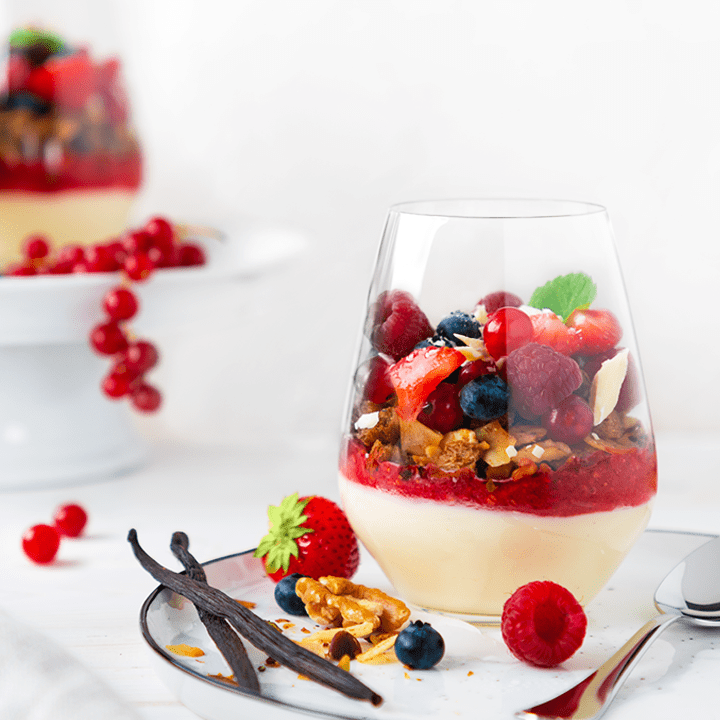 Granola mit Vanille-Joghurt und frischen Beeren