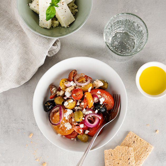 Warmer Tomatensalat mit Feta - LEICHT&amp;CROSS