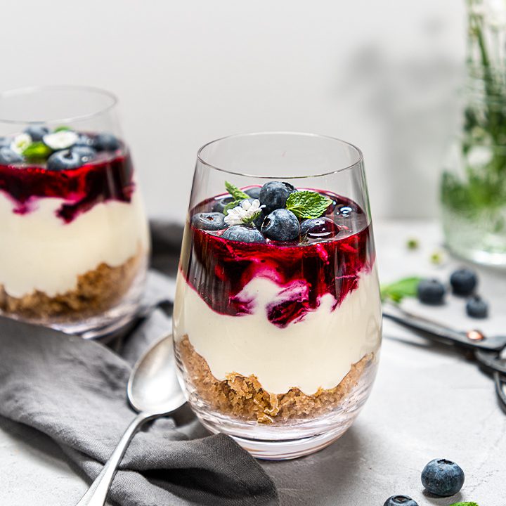 Blaubeer-Cheesecake im Glas - LEICHT&amp;CROSS