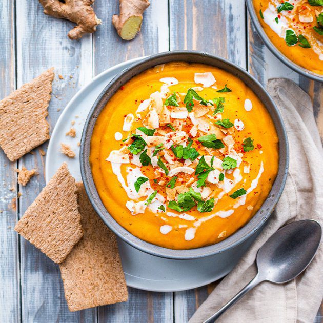 Karotten-Ingwer-Suppe mit Kokos-Topping - LEICHT&amp;CROSS