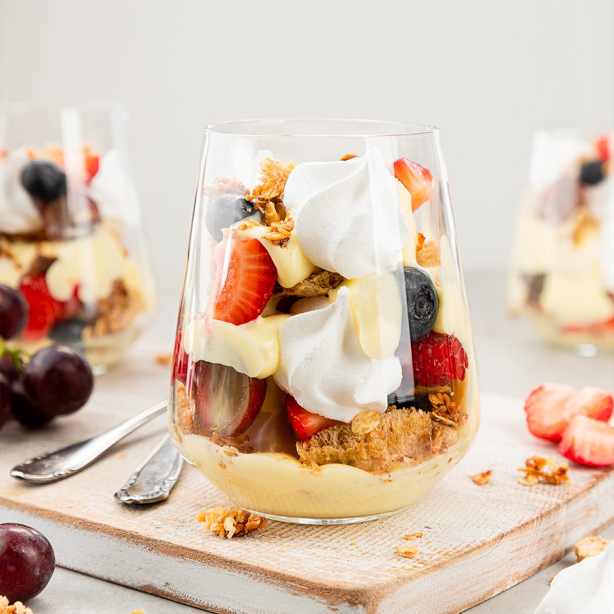 Pavlova-Dessert im Glas - LEICHT&amp;CROSS