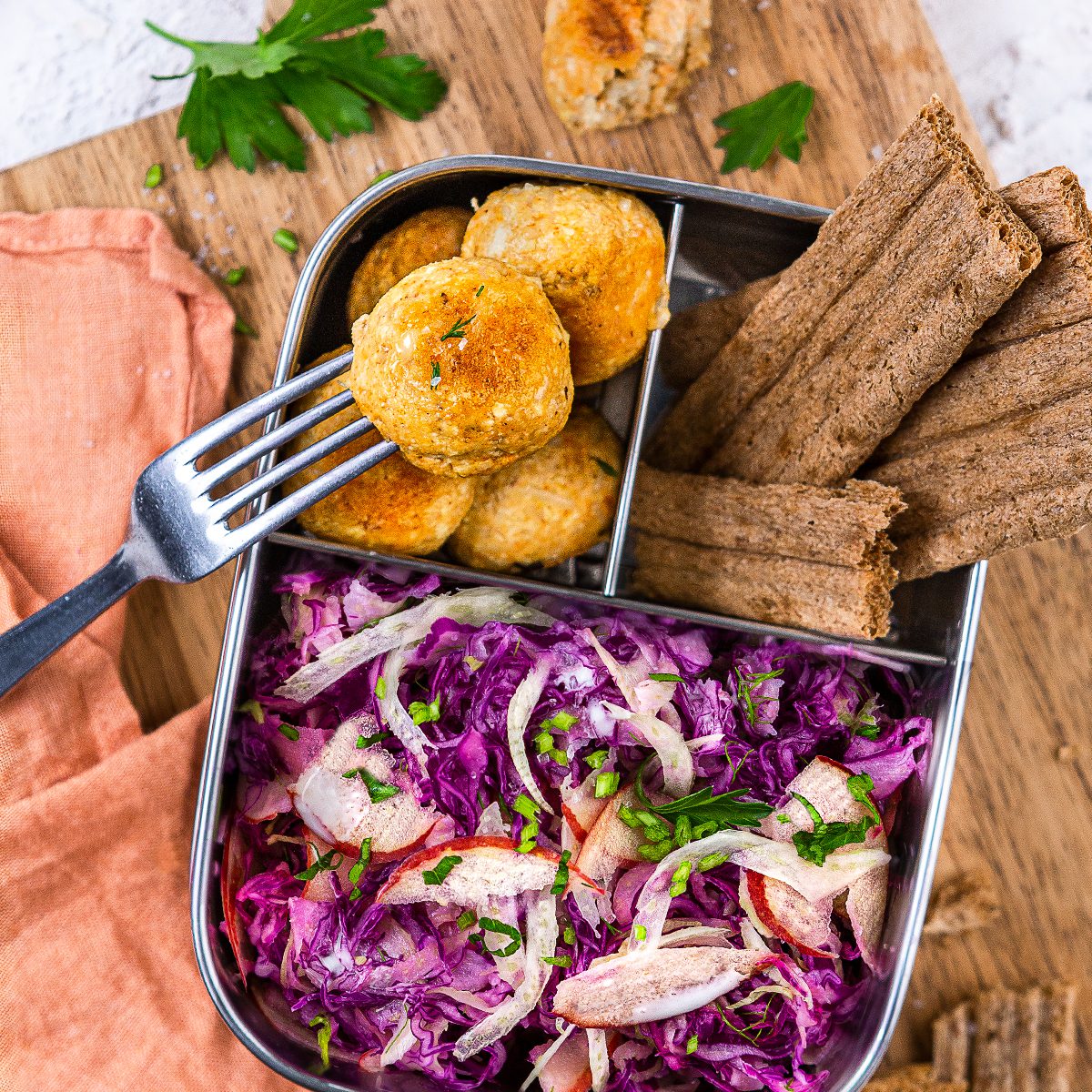 Quick&amp;Yummi: Apfel-Rotkohl-Salat mit Tofu-Bällchen - LEICHT&amp;CROSS