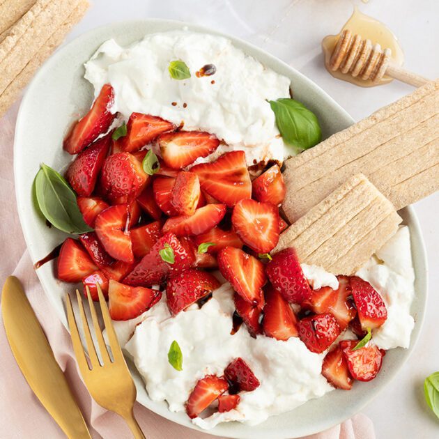 In Balsamico-Essig marinierte Erdbeeren auf Burrata mit einigen Scheiben LEICHT&CROSS Knusperbrot