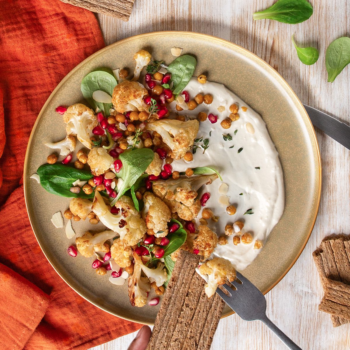 Leckerer Blumenkohlsalat auf griechischem Joghurt - LEICHT&amp;CROSS