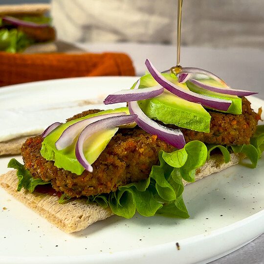 Knusprig-bunter “Burger” auf LEICHT&CROSS Knusperbrot